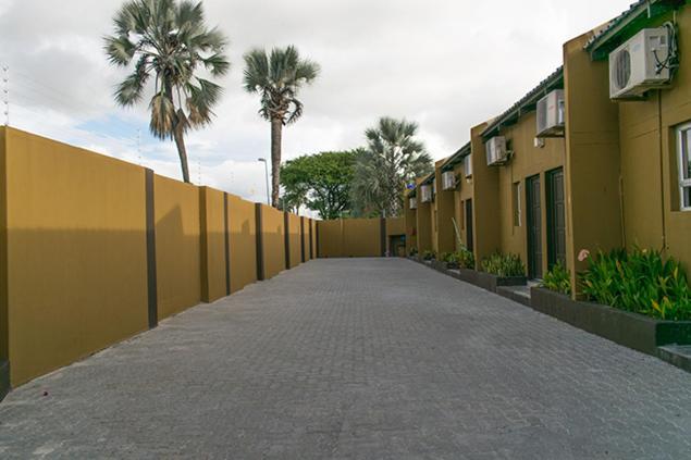 Ekamuti Town Lodge Oniihandi Exterior photo