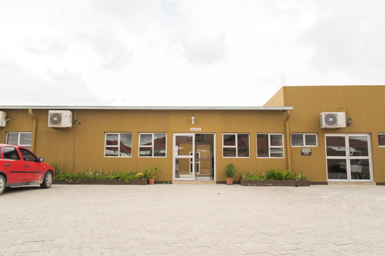 Ekamuti Town Lodge Oniihandi Exterior photo
